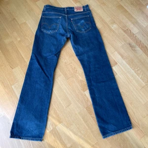 Nya bootcut Levis 517 - Nya herr Levis med lite bootcut passform! Lite för stora i midjan för mig men perfekt i längden för mig som e 178! Nypris låg runt 1000 kr. Pris kan alltid diskuteras! 