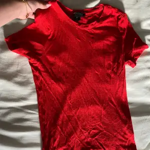 Fin basic röd tröja ifrån Monki i storlek XS!💞