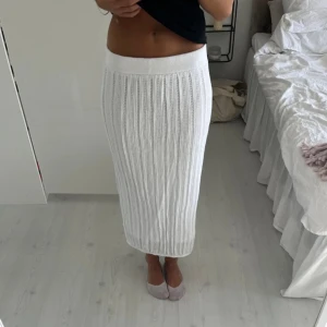 Kjol - Vit kjol från Lindex. Använd fåtal gånger och därmed i fint skick