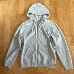 Weekday hoodie säljes!  Hoodie med zip. Knappt använd.  Storlek M (herr). Skick: 9/10.