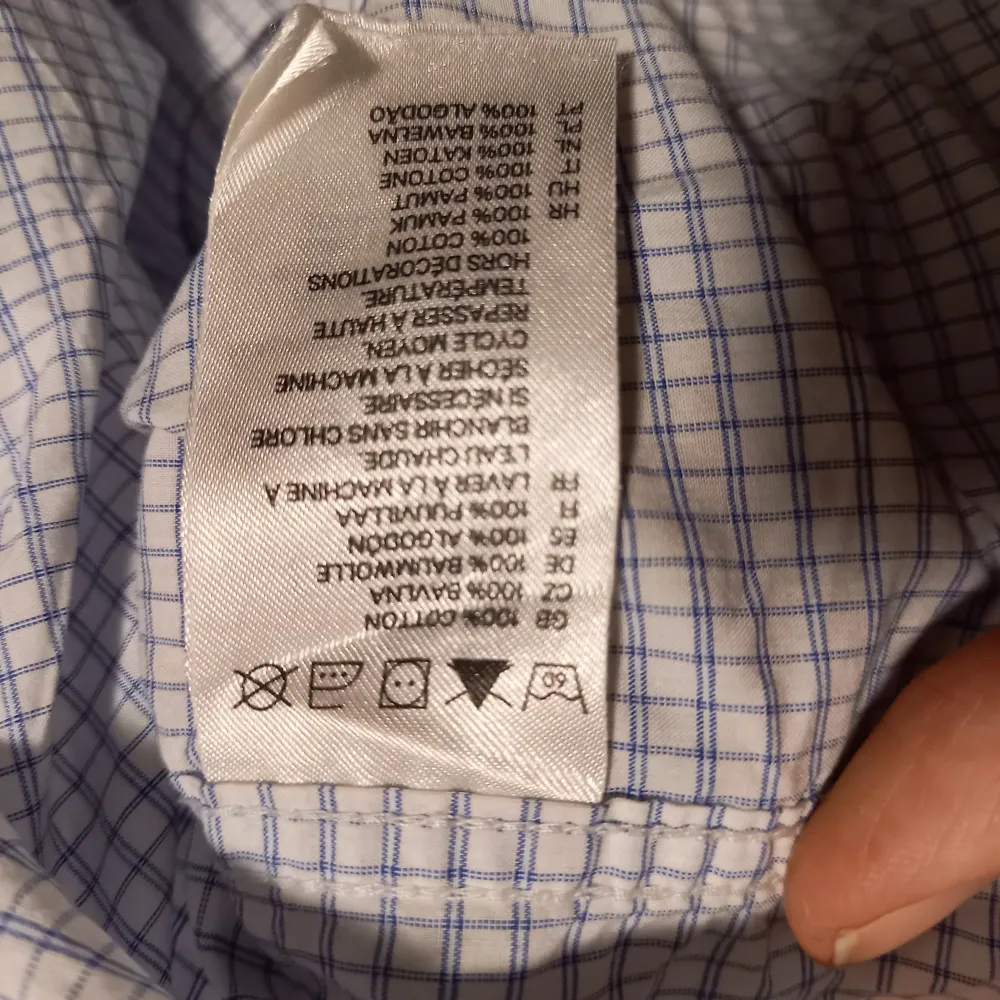 Rutig skjorta i storlek 68 från Hm. I fint skick, inga hål eller missfärgningar.  Tvättad i parfymfritt tvättmedel och utan sköljmedel. Övrigt.