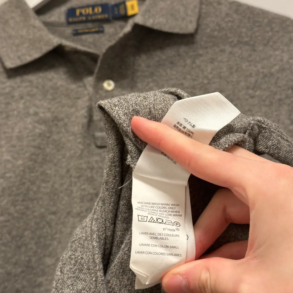 Långärmad Piké tröja från Ralph Lauren. Köpt på CareOfCarl, nypris 1499:- Använd en gång, nyskick. Skjortor.