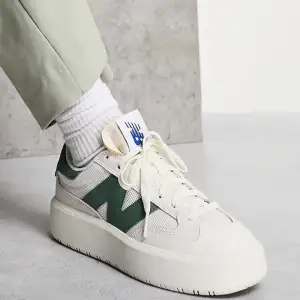 Jätte nice sneakers i färgen vit/beige och grön.  Köpte för liten storlek - aldrig använda   Köpare står för frakt 