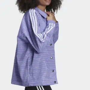 Intressekoll på min så fina adidas jacka. Som ny, använd cirka 3 gånger. Skriv vid funderingar, har egna bilder🥰Obs: Storlek S, men ganska oversized, passar också M:)