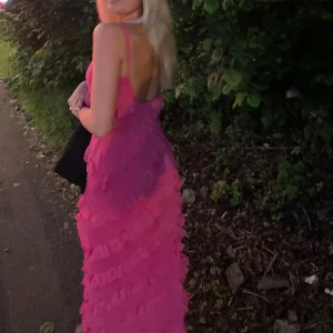 Volang klänning  - Säljer denna superfina klänningen som är perfekt till sommaren eller balen, då den tyvärr inte kommer till användning🌺💗 Lånade bilder!