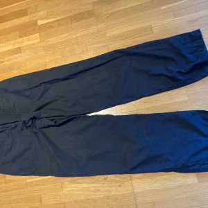 Tunna byxor  - Svarta tunna byxor  65% polyester 35% bomull  Står L men som M
