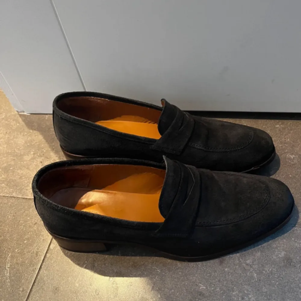 Black smart loafers in suede  Very good condition. With a polish will be as good as new. Skor.