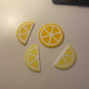 Super söta pärlplattor  - Den stora för 10kr och halvorna för 5kr/st💓 alla för 20kr💕