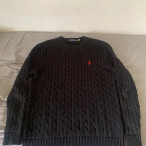 Polo Ralph lauren - Hej, saljer denna lyxiga polo tröjan i storlek S men passar M också. Fick tröjan i present men den passar inte min stil, kvitto finns ej då det är en present. Nypriset är 2200kr och skicket är 10/10