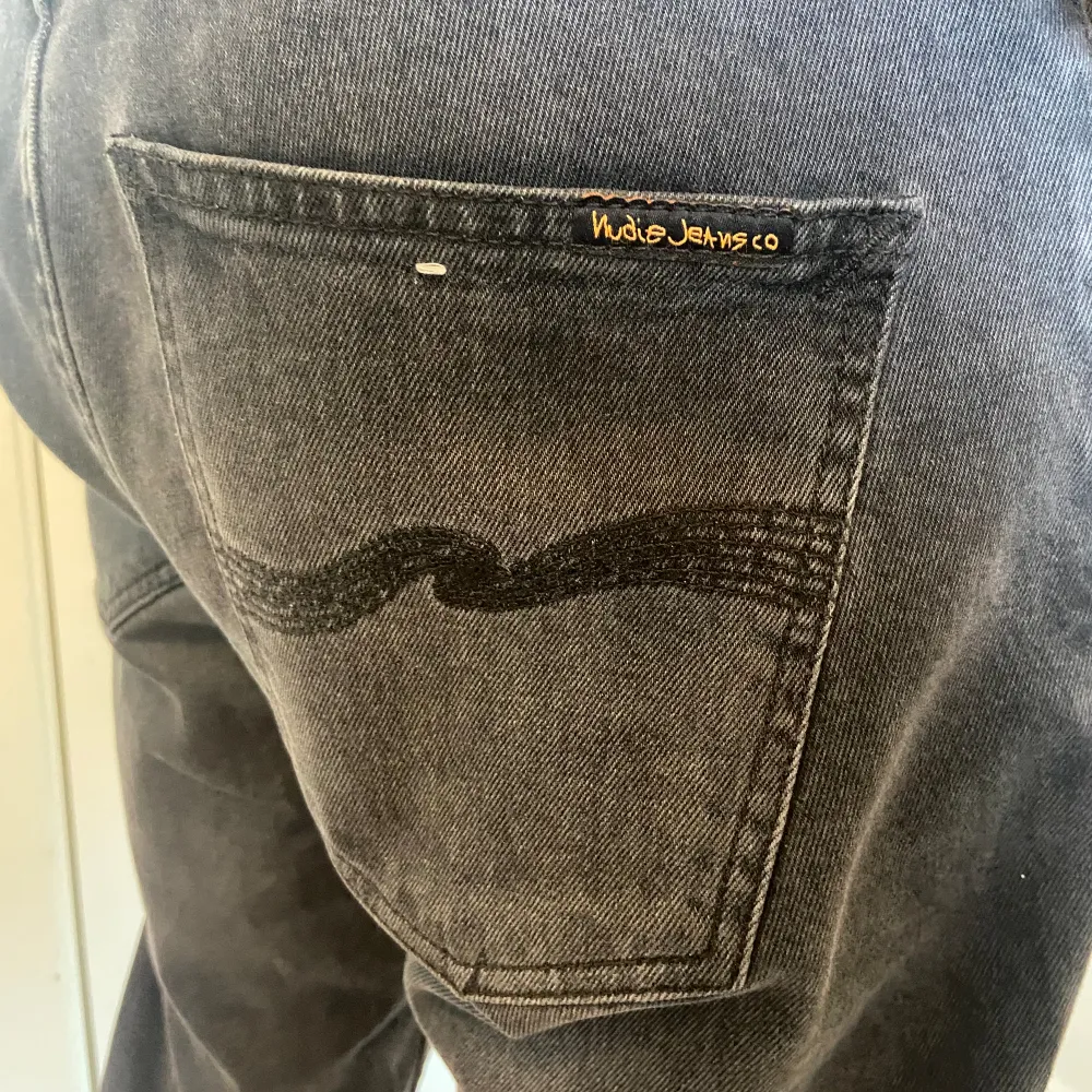 Säljer min killes gråa jeans från Nudie! De är uppsytta i benen så passar 31/30 skulle jag uppskatta (han är 180 cm). Mycket bra skick då de inte är använda så mycket! Nypris: 1600 kr, säljer för 600 kr (pris kan diskuteras vid snabb affär) . Jeans & Byxor.