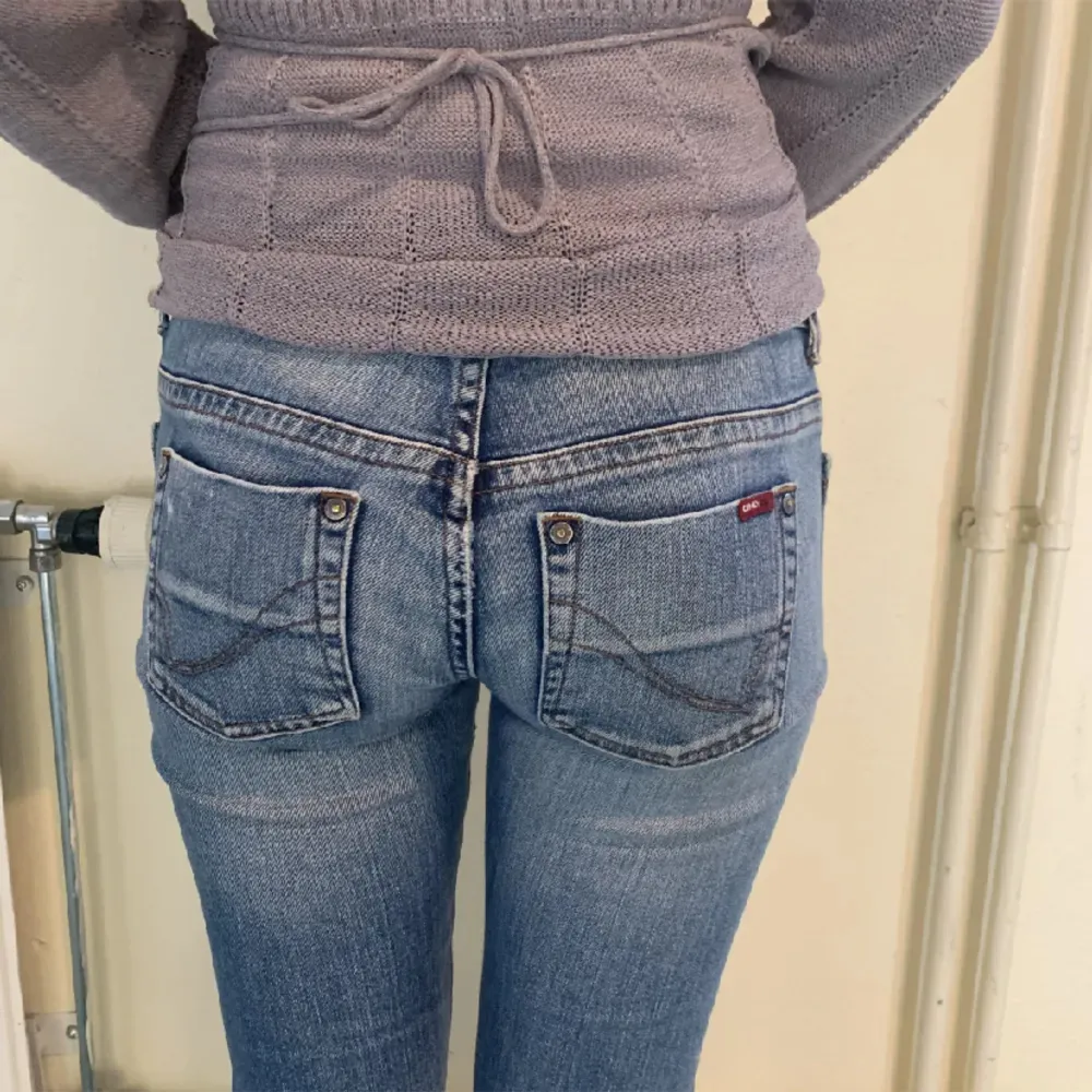 Säljer du dessa sjukt snygga lågmidjade jeans från only, säljer då dom inte kommer till användning längre. Dom är väldigt slitna längst ner men snyggt! Passar mig i längd som är 1.65 och midjemåttet är runt 37-38 cm 💕. Jeans & Byxor.