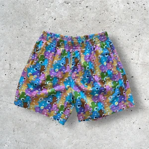 Krambjörnarna shorts - Fina söta shorts i Krambjörnarna textil köpta från H&M herravdelningen 2022! I väldigt bra skick, färgen sitter fortfarande bra i (ej urtvättade). För mått kontakta mig 🌟