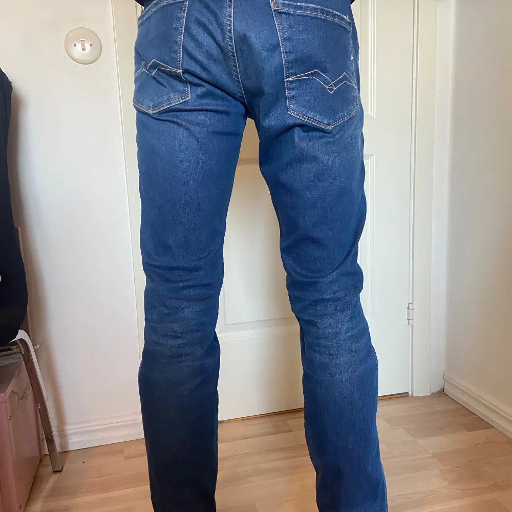 Säljer min killes jeans från Replay. Storleken är 30/32 (han är 180). Mycket bra skick då dem knappt är använda! Nypris: 1 800 kr, säljer för 600 kr (pris kan diskuteras vid snabb affär). Jeans & Byxor.