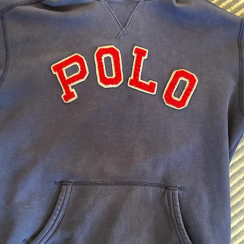 Skit snygg Polo Ralph lauren hoodie i 10/10 skick Skit snygg och passar nya modet  Nypris 2500kr men säljer för 549kr Pris kan diskuteras vid snabb . Hoodies.