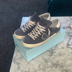 Philippe Model - Tja, säljer ett par extramt snygga Philippe model mocka i storlek 43. Skick 9/10 Nypris ca 4000 köpta för 3 månader sedan. En liten difekt på vänster tå fram men inget man tänker på.