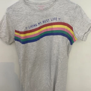 Lgbtq+ tröja  - Rengvåge i mitten som representerar lgbtq+, lite glitter på, för barn mellan 9-13 år 