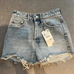 Jeansshorts Zara - Ny med prislapp, storlek 36. 