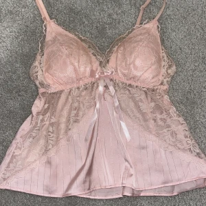 Rosa spets nattlinne - Otroligt fint nattlinne i rosa. Storlek S💕🎀