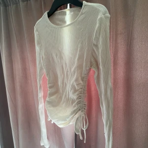 Vit tröja  - Denna tröja är i helt ok skick och använd! Den är i storlek xs. 