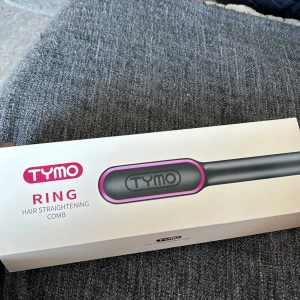 Tymo Ring - Detta är en plattång, som jag har använt max 3-4 gånger. Har ingen användning av den, men den är super bra för med lite tjockare hår då den plattar håret med ett drag. Den kommer med en dustbag också! 💕