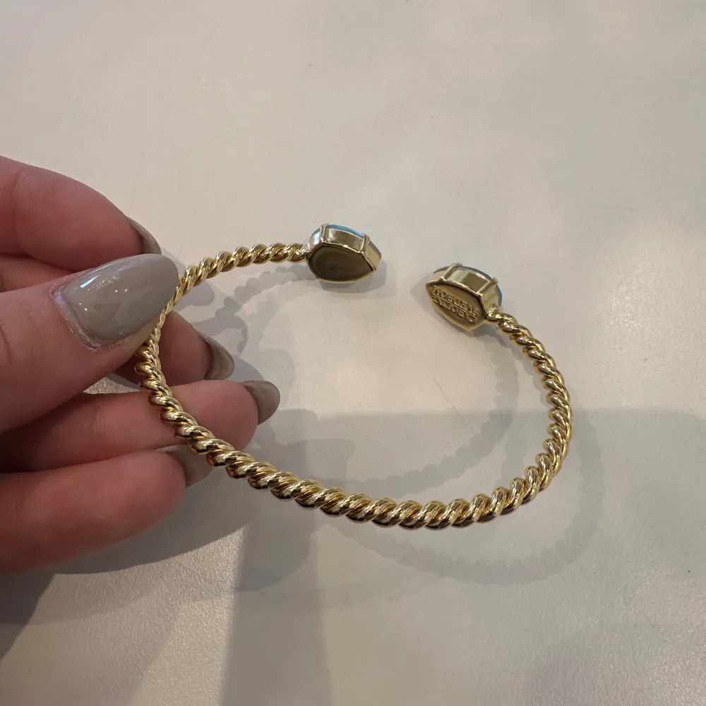 Säljer detta fina armband från Caroline Svedbom i färgen Aguamarine / Gold. Har inga defekter💛. Accessoarer.