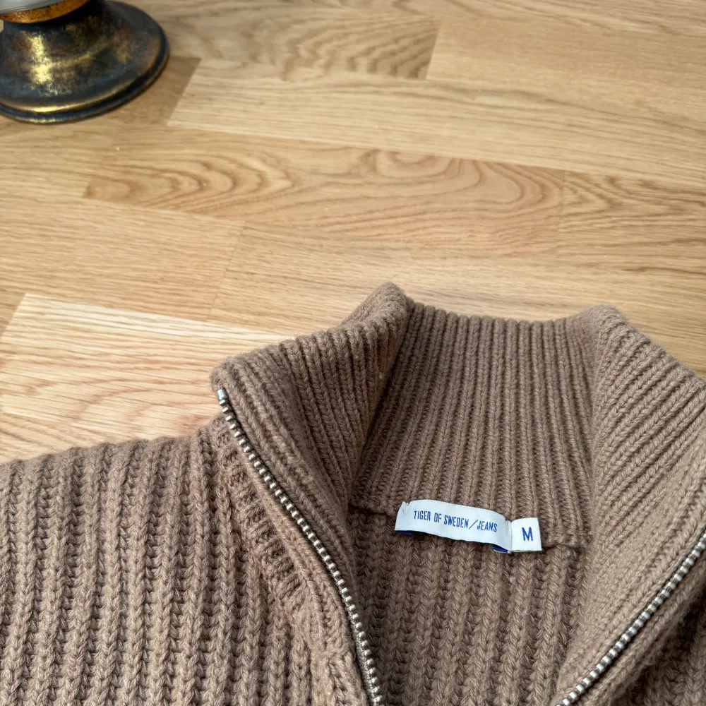 Hej! Säljer den här otroligt snygga Tiger Of Sweden full zip tröjan! Säljer då de inte min stil.. 🙃 Tröjan är helt ny och knappt använd! Köptes för -2899kr säljer för -200 KAP 🔥 priset kan diskuteras vid snabb... 🙌. Tröjor & Koftor.