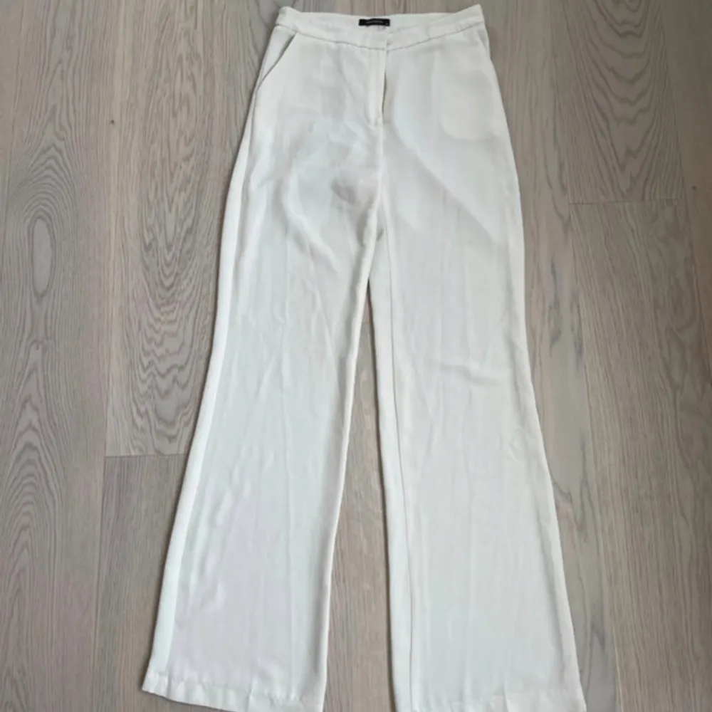 Vita byxor i ett skönt ”flowigt” material! Inga defekter😊 långa i benen!!. Jeans & Byxor.