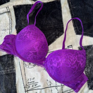 Lila push up bh - Superfin bh som tyvärr aldrig hann användas då jag växte ur storleken. 75B, söt med silver hjärta i mitten. 