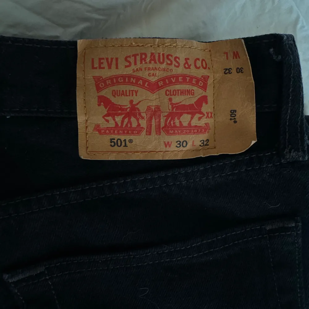 FÖRSTA BILDEN ÄR INTE MIN BILD!!  Säljer ett par svarta 501 jeans från Levis i storleken W30/L32, super super fina men passar inte mig längre tyvärr. Skulle säga att det passar någon som bär xs/s beroende på hur man vill att de sitter. . Jeans & Byxor.
