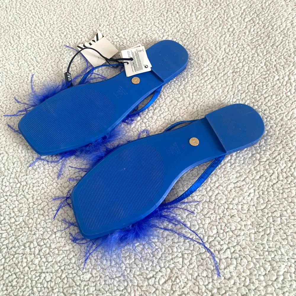 Otroligt snygga sandaler med strutsfjädrar från ZARA. Nya med tags kvar, utan anmärkningar. . Skor.
