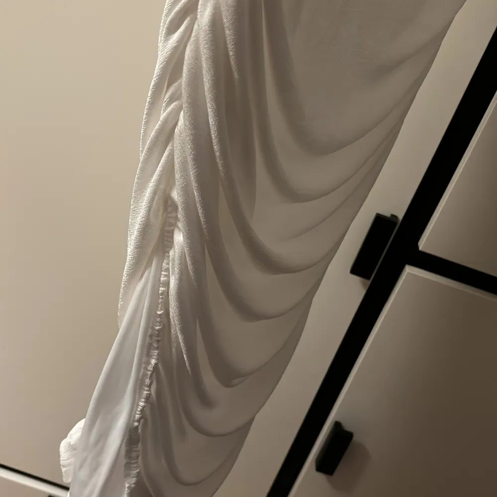 En väldigt snygg detaljerad vit kjol med slits på vänstra sidan. Med guld detalj vid framsidan! Om det önskas kan jag ta fler bilder privat och visa de hur det sitter på♥️♥️. Kjolar.