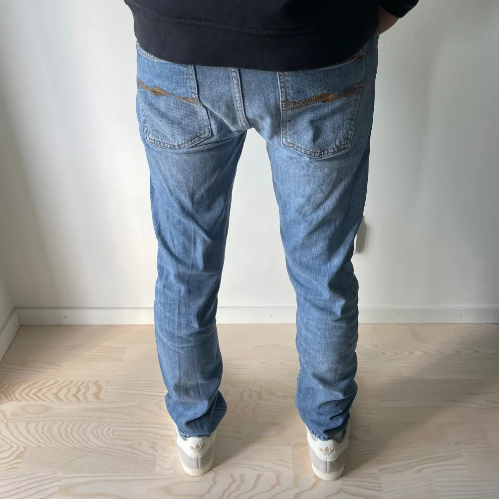 Ett par schyssta jeans från Nudie i modellen Dude Dan. Killen på bilden är 180cm och väger 70kg. Tveka inte att höra av dig vi är frågor eller funderingar!✌🏻. Jeans & Byxor.