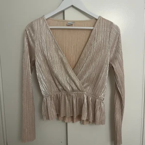 Gullig blus  - Super fin, använd en gång 