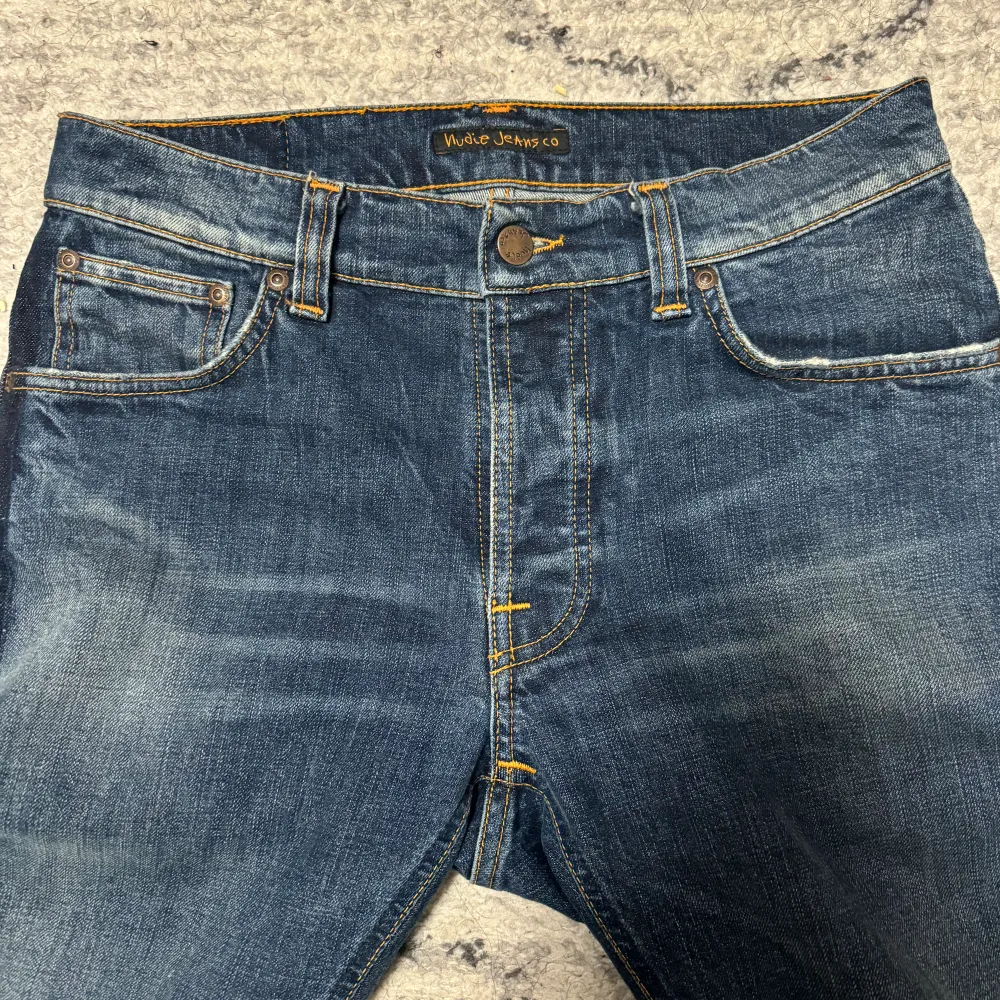 Säljer dessa nudie jeans i storlek L30 W32. Jätte fint skick och dem är relativt nya så inga tecken på användning eller slitage. Modell är slim/straight fit. Skriv om ni har funderingar.. Jeans & Byxor.