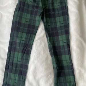 Svart och grön rutiga chinos från Life’s a beach i strl L. - Använda men i fint begagnat skick. Eftersom trycket är tryckt på byxorna finns det några vita prickar.  Mått Midjan: ca 44 cm Längd från grenen och ner: ca 85 cm  Bomull   Kommer från ett djur och rökfritt hem.