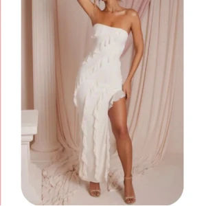 Balklänning  - Så himla fin klänning som är krämvit! Perfekt till balen! Eller ett annat fint tillfälle, i stl 12 skulle säga att den är en M! Den är stretchig❤️Helt oanvänd med prislapp på! Mer blir kan fås🥰