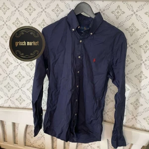 Ralph Lauren skjorta  - En fet mörkblå raffe skjorta perfekt nu till sommaren | mycket bra skick, kan strykas innan den skickas, skick 9,5/10 | storleken på taggen är M | modellen är 180cm och skjortan sitter grymt bra | nypris runt 1400, priset är inte hugget i sten |