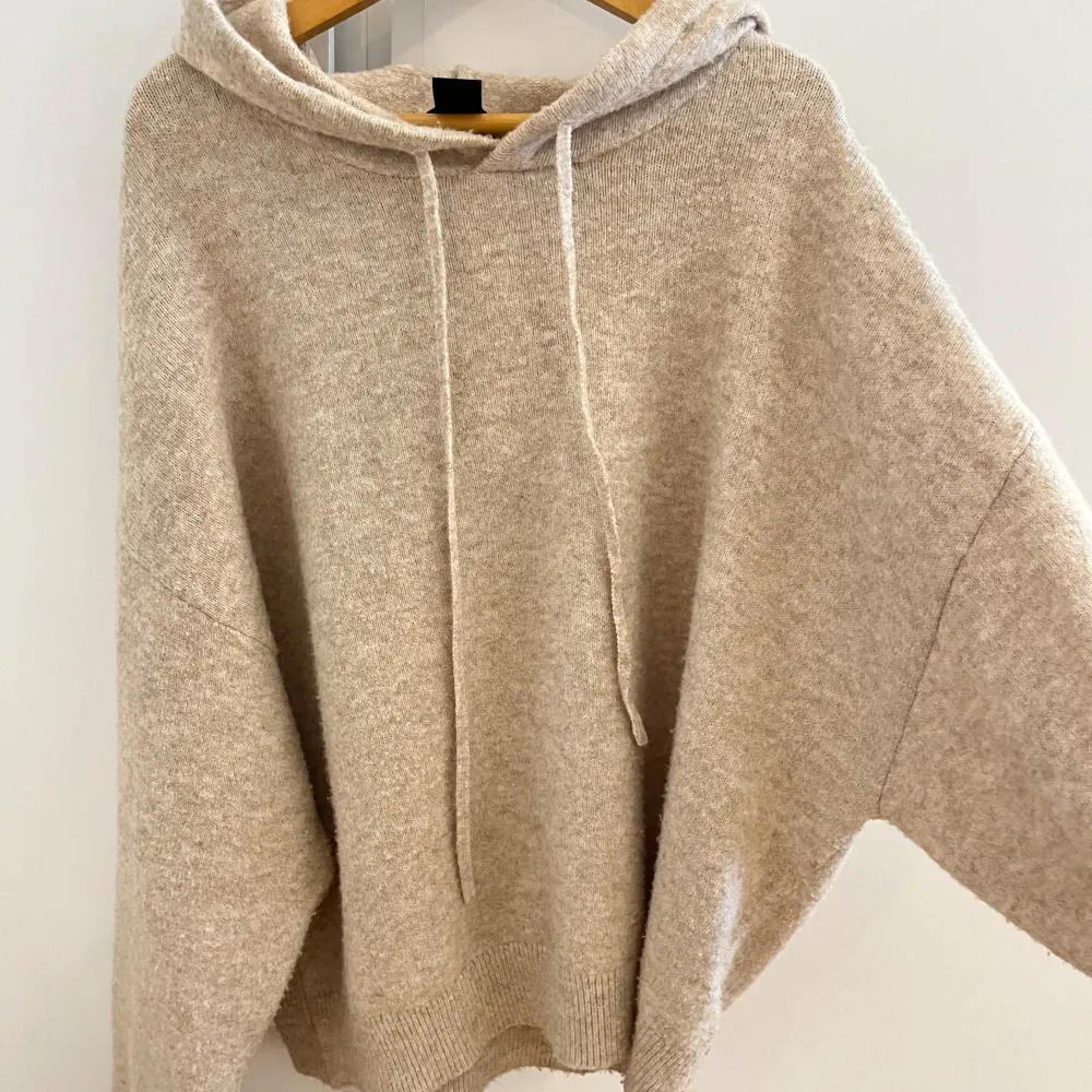 Superfin stickad hoodie från Lindex, använd ca 2 gånger och väldigt bra skick!💕💕 (aldrig tvättad) Nypris: 400kr Pris kan diskuteras!☺️. Stickat.