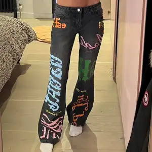 Säljer mina honey bum print lowrise jeans från Jaded ldn🍉storlek 36 Sitter skit snyggt och dom är helt som nya🕊️🌻 slutsålda överallt nypris 1000kr🫧💕 Lägg prisförslag, 499kr om du vill ha direkt✨