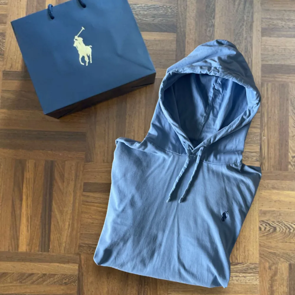Snygg hoodie från Ralph Lauren 💫 Fint skick på tröjan förutom ett miniatyr hål på ryggen. Modellen på bilden är 173cm. Skriv vid frågor och funderingar!. Hoodies.
