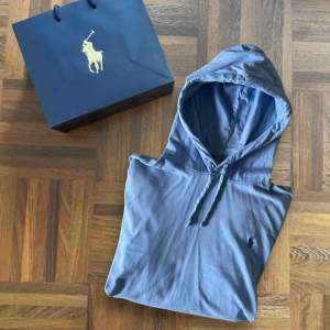 Snygg hoodie från Ralph Lauren 💫 Fint skick på tröjan förutom ett miniatyr hål på ryggen. Modellen på bilden är 173cm. Skriv vid frågor och funderingar!