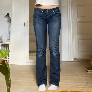 Säljer dessa jättesnygga blåa vintage low waist jeans!💫Midjemått rakt över = 41 cm   Innerbenslängd = 78 cm