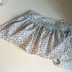 Finaste sommar kjol elr tröja gillar den mest som tröja för den är ganska liten som kjol 💋💕🪩  blommor blå / vit 
