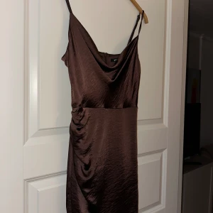 Klänning från Gina Tricot stl - 38 - Sjukt snygg klänning från gina. Är 161cm och den slutar strax ovanför knäna. Använd Max 2 ggr. Storlek 38 