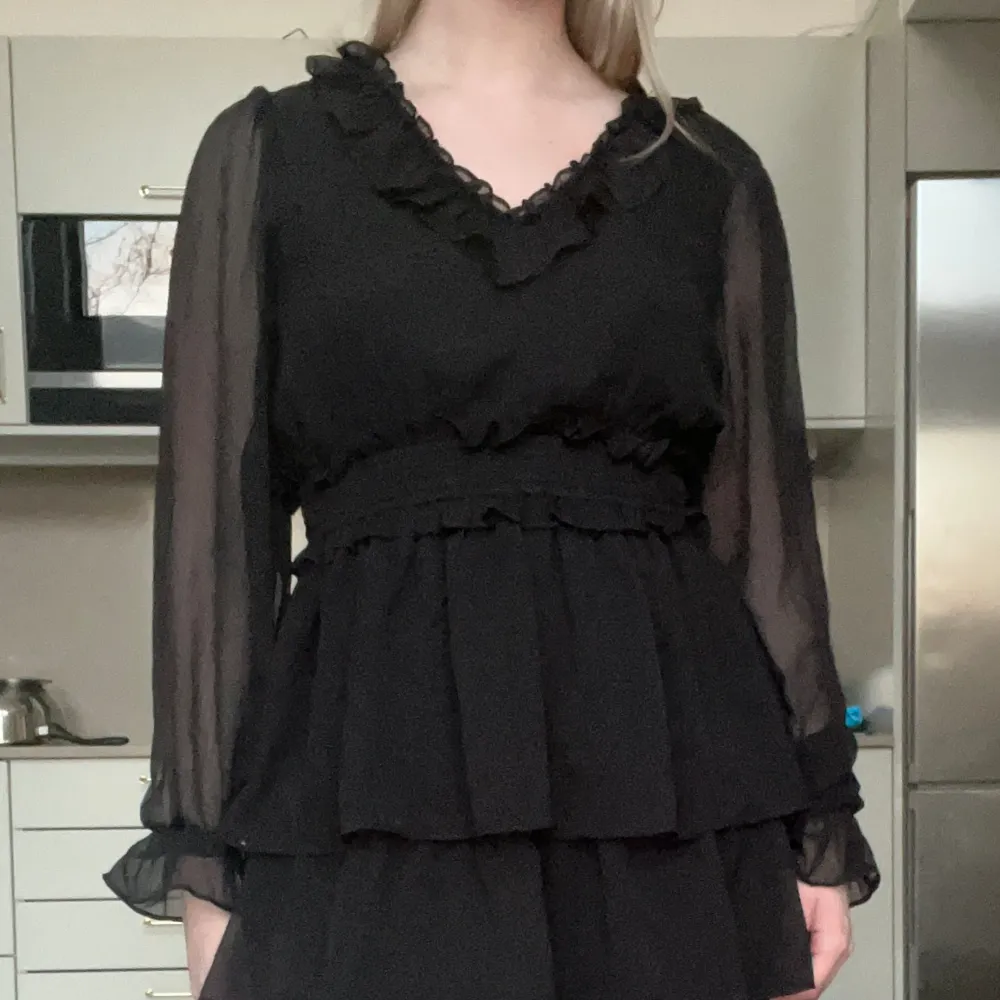 Super fin svart klänning! Säljer då den tyvärr aldrig kom till användning! Alla lappar sitter kvar på!. Klänningar.