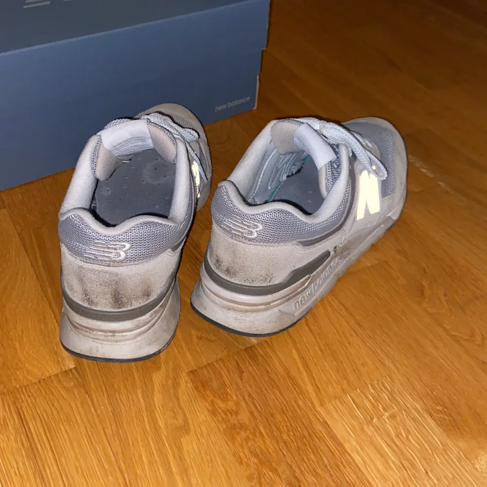 new balance skor som är köpta på zalanda får två år, de är använda men mycket går att tvätta bort. hade kunnat byta med ett par converse st44. Skor.