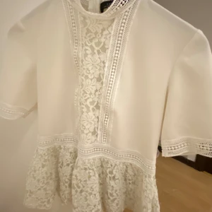 Vit blus  - Väldigt söt blus från zara!😊