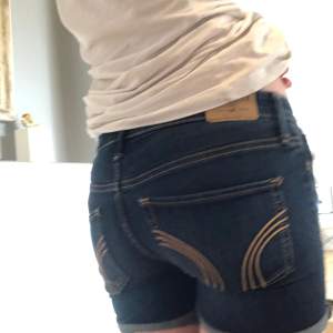 Intressekoll på mina lågmidjade shorts från HOLLISTER!! De va typ midwaist förut men sydde om dom till lowwaist. Eftersom jag sydde själv kan defekter förekomma men tyckte ja sydde ganska bra ändå. Är inte säker på om jag vill sälja. BUDA❤️