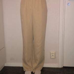 Wide leg beige byxor 