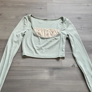 Långärmad - Gullig ljusgrön långärmad topp 🌱